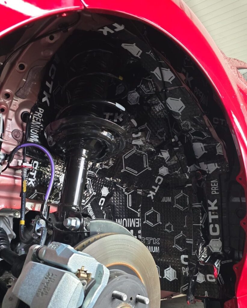 Nadkole Toyoty Camry po wygłuszeniu matami butylowymi CTK Premium