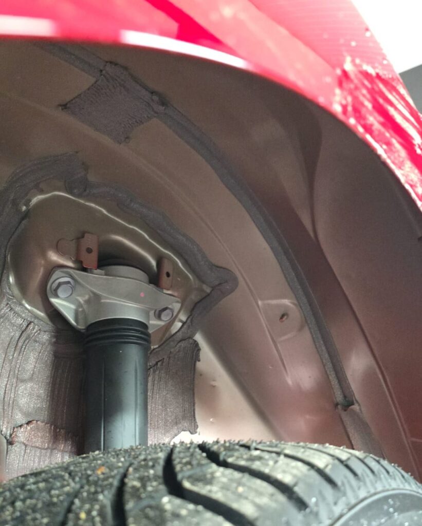 Nadkole Toyoty Camry przed wygłuszeniem – fabryczna blacha bez mat